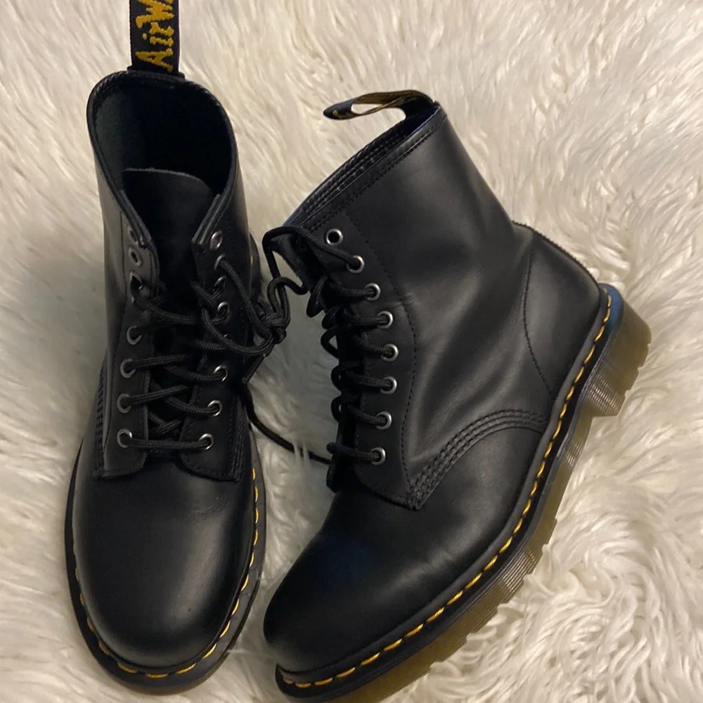 Dr.Martens Air Wair with sole bouncing 🥾 size 8M BNWOT please see all photos - Picture 1 of 17